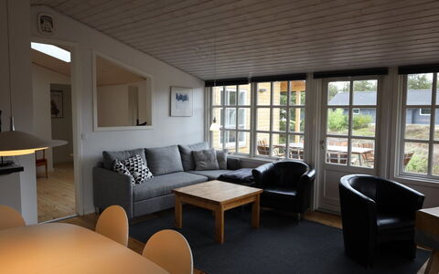 Momo - 2.8Km from the Sea: Møbel, Gulvbelægning, Indretning, Etage, Træ, Couch, Loft, Værelse, Stue, Bord