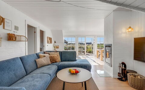 Riika - from the Sea: Couch, Træ, Gulvbelægning, Indretning, Møbel, Loft, Etage, Stue, Hjem
