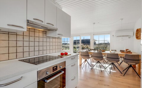 Riika - from the Sea: Køkken, Gulvbelægning, Træ, Indretning, Countertop, Etage, Loft, Møbel, Cabinetry, Køkken Apparat