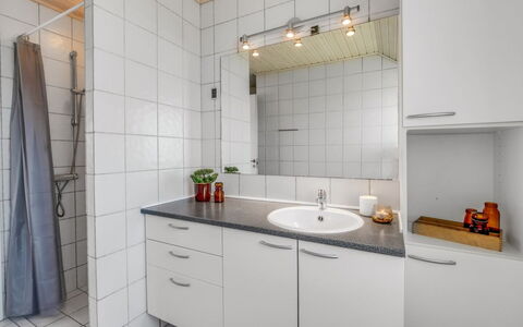 Riika - from the Sea: Sanitærarmatur, Indretning, Gulvbelægning, Håndvask, Etage, Countertop, Tap, Badeværelsesvask, Badeværelsesskab, Badeværelse