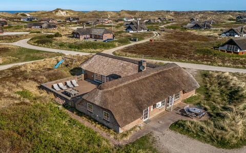 Riika - from the Sea: Træ, Tag, Arkitektur, Hjem, Hus, Sommerhus, Sidespor, Hårdttræ, Hældning, Estate
