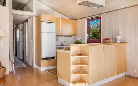 Stefan - 50M from the Sea: Gulvbelægning, Træ, Indretning, Etage, Loft, Køkken, Værelse, Countertop, Møbel, Bejdse