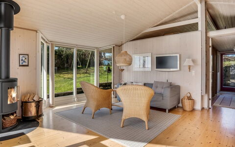 Stefan - 50M from the Sea: Træ, Gulvbelægning, Indretning, Etage, Loft, Møbel, Hjem, Stue, Trægulve, Dør
