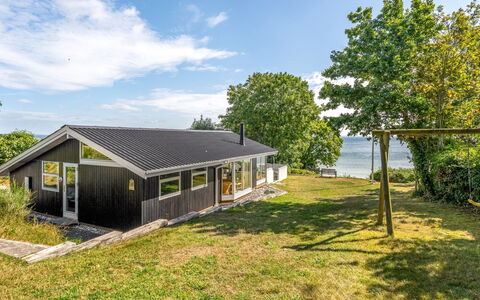 Stefan - 50M from the Sea: Tag, Hus, Hjem, Sommerhus, Dør, Sidespor, Dæk, Veranda, Planke, Hårdttræ
