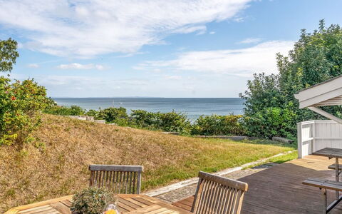 Stefan - 50M from the Sea: Tag, Hus, Hjem, Sommerhus, Dør, Sidespor, Dæk, Veranda, Planke, Hårdttræ