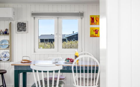 Niela - 300M from the Sea: Møbel, Indretning, Træ, Gulvbelægning, Spisestue, Bord, Loft, Stol, Etage, Belysning