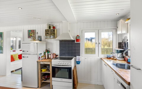 Niela - 300M from the Sea: Køkken, Træ, Større Bandage, Køkken Apparat, Countertop, Gulvbelægning, Møbel, Hjem, Husholdningsapparat, Loft