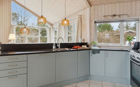 Ilppo - 100M from the Sea: Køkken, Indretning, Træ, Countertop, Gulvbelægning, Cabinetry, Loft, Køkken Apparat, Lysarmatur, Større Bandage