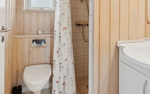 Ilppo - 100M from the Sea: Badeværelse, Sanitærarmatur, Gulvbelægning, Træ, Etage, Badeværelsesvask, Håndvask, Toilet, Indretning, Toiletbræt