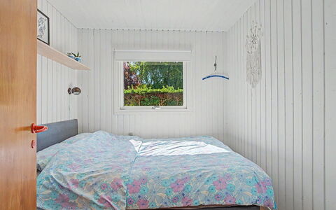 Jani - 620M from the Sea: Træ, Soveværelse, Indretning, Seng, Sengetøj, Gulvbelægning, Etage, Sengetøj, Loft, Møbel