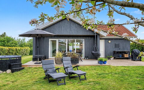 Jarik - 340M from the Sea: Hus, Tag, Hjem, Sommerhus, Sidespor, Land Lot, Estate, Have, Dør, Bunddække