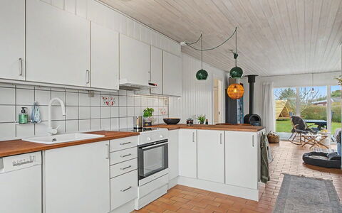 Jarik - 340M from the Sea: Køkken, Gulvbelægning, Countertop, Køkken Apparat, Indretning, Træ, Større Bandage, Etage, Loft, Lysarmatur