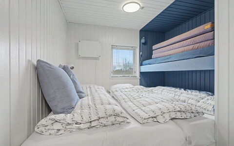 Jarik - 340M from the Sea: Soveværelse, Træ, Seng, Sengetøj, Etage, Sengetøj, Gulvbelægning, Indretning, Loft, Sengetøj