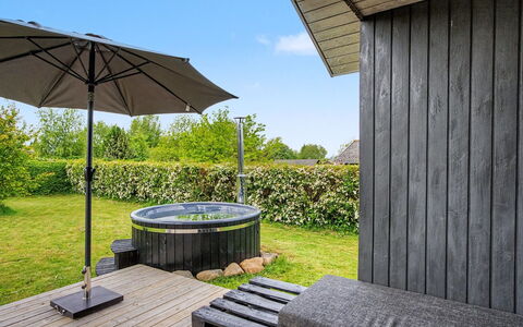 Jarik - 340M from the Sea: Udendørs Møbler, Hårdttræ, Have, Dæk, Backyard, Planke, Skygge, Bejdse, Gård, Udendørs Bord