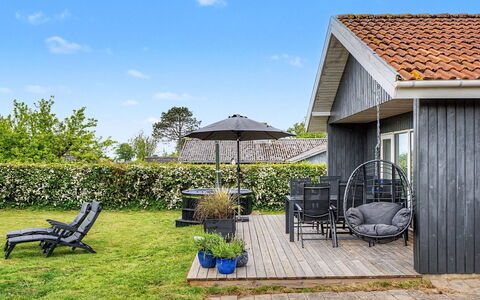 Jarik - 340M from the Sea: Tag, Hus, Hjem, Sommerhus, Skygge, Sidespor, Veranda, Udendørs Møbler, Have, Estate