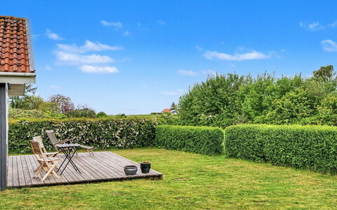 Jarik - 340M from the Sea: Grøn, Busk, Have, Hæk, Skygge, Lawn, Landscaping, Gård, Walkway, Backyard