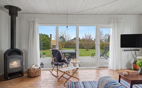 Jarik - 340M from the Sea: Møbel, Gulvbelægning, Træ, Etage, Indretning, Loft, Trægulve, Stol, Hjem, Belysning