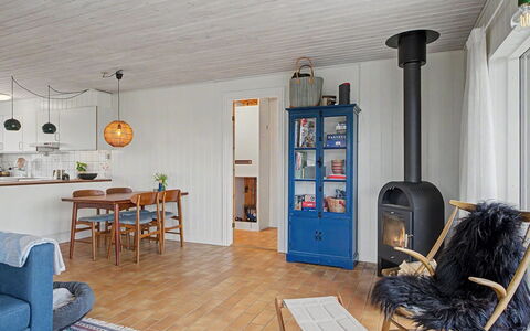 Jarik - 340M from the Sea: Møbel, Indretning, Gulvbelægning, Væg, Træ, Etage, Loft, Lysarmatur, Værelse, Belysning