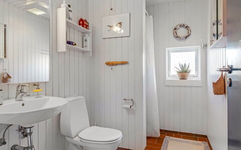 Jaskirt - 400M from the Sea: Sanitærarmatur, Toiletbræt, Badeværelse, Indretning, Toilet, Gulvbelægning, Håndvask, Badeværelsesvask, Etage, Tap