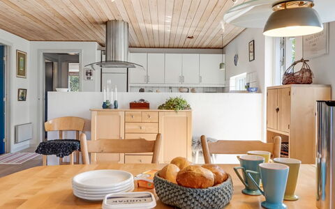 Jaskirt - 400M from the Sea: Møbel, Indretning, Gulvbelægning, Køkken, Træ, Countertop, Lysarmatur, Loft, Cabinetry, Etage