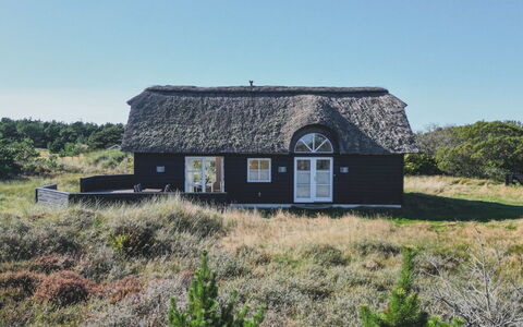 Yanne - 550M from the Sea: Tækning, Sommerhus, Sky, Tag, Land Lot, Hytte, Meteorologisk Fænomen, Cumulus, Stuehus