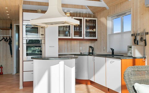 Yanne - 550M from the Sea: Træ, Gulvbelægning, Indretning, Etage, Loft, Cabinetry, Køkken, Lysarmatur, Køkken Apparat, Større Bandage
