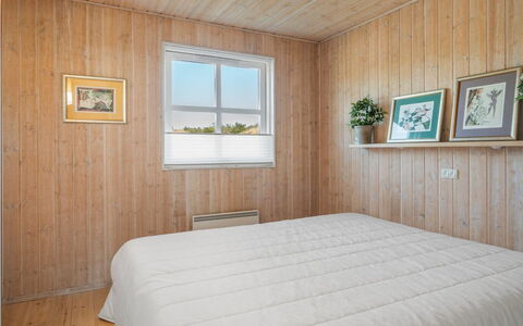Yanne - 550M from the Sea: Gulvbelægning, Træ, Etage, Soveværelse, Indretning, Loft, Seng, Sengetøj, Sengetøj, Trægulve