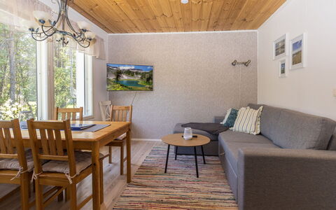 Sevettijärventie 8753: Møbel, Indretning, Gulvbelægning, Etage, Træ, Loft, Værelse, Trægulve, Bord, Couch
