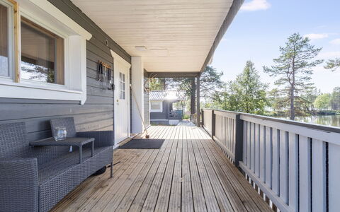 Sevettijärventie 8753: Træ, Veranda, Hjem, Gulvbelægning, Trægulve, Etage, Hårdttræ, Planke, Dæk, Dør