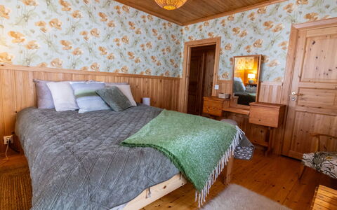 Ohola: Indretning, Soveværelse, Gulvbelægning, Seng, Møbel, Sengetøj, Etage, Træ, Sengetøj, Loft