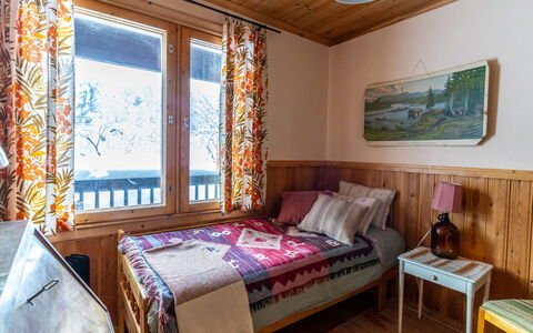 Ohola: Indretning, Træ, Gulvbelægning, Møbel, Etage, Soveværelse, Værelse, Loft, Sengetøj, Seng