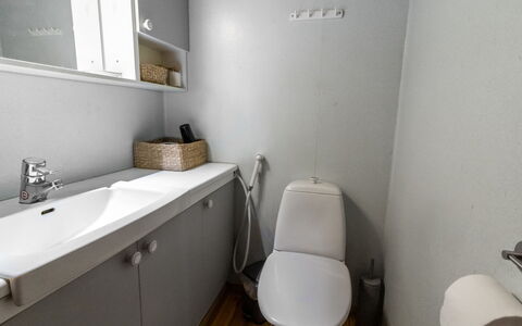 Ohola: Toiletbræt, Badeværelsesvask, Badeværelse, Sanitærarmatur, Toilet, Håndvask, Væg, Etage, Gulvbelægning, Tap