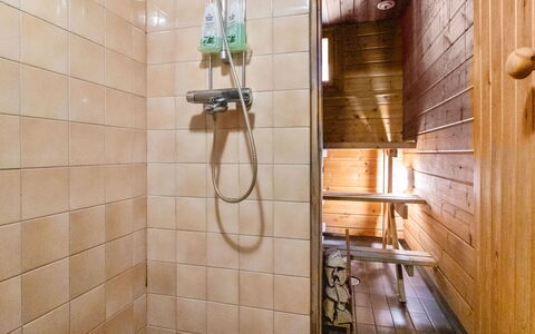 Ohola: Gulvbelægning, Træ, Etage, Sanitærarmatur, Vvs, Badeværelse, Kompositmateriale, Flise, Bejdse, Brusehoved