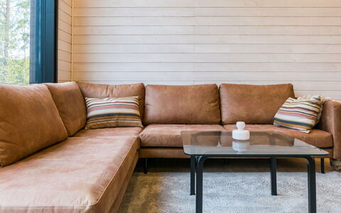 Villa Eloranta: Couch, Møbel, Træ, Gulvbelægning, Etage, Indretning, Stue, Værelse, Trægulve