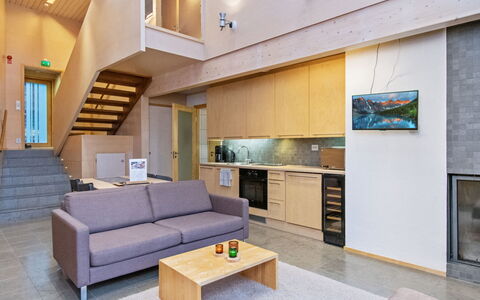 Villa Sinikka 1: Indretning, Møbel, Gulvbelægning, Træ, Couch, Etage, Loft, Stue, Værelse, Belysning