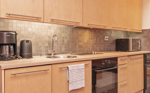 Villa Sinikka 1: Countertop, Køkken, Køkken Apparat, Cabinetry, Større Bandage, Træ, Køkkenvask, Håndvask, Sanitærarmatur, Gulvbelægning