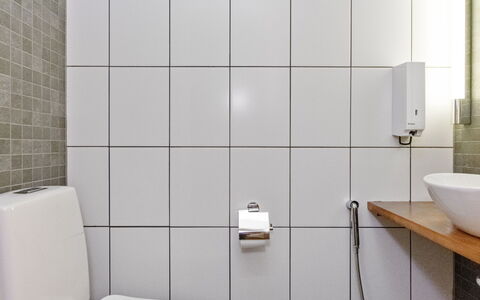 Villa Sinikka 1: Badeværelse, Sanitærarmatur, Væg, Gulvbelægning, Toiletbræt, Toilet, Indretning, Etage, Vvs, Tap