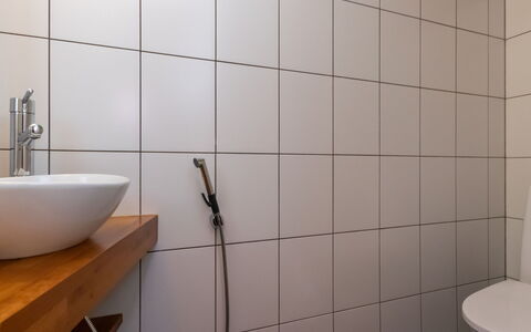 Villa Antti: Gulvbelægning, Badeværelse, Væg, Sanitærarmatur, Etage, Indretning, Vvs, Flise, Tap, Toilet
