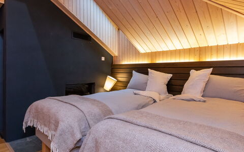 Villa Antti: Soveværelse, Indretning, Træ, Gulvbelægning, Etage, Seng, Sengetøj, Sengetøj, Loft, Møbel