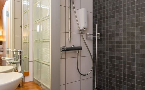 Villa Antti: Badeværelse, Sanitærarmatur, Væg, Gulvbelægning, Indretning, Etage, Brusehoved, Toilet, Spejl, Bruser