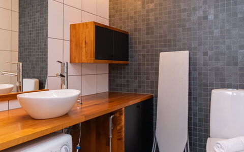 Villa Antti: Badeværelse, Gulvbelægning, Sanitærarmatur, Væg, Etage, Toiletbræt, Indretning, Håndvask, Badeværelsesvask, Toilet