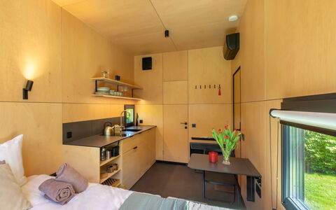 Tiny Cabin Sunshine No 21: Indretning, Gulvbelægning, Etage, Stue, Bejdse, Couch, Klarlak, Krydsfiner, Skrivebord