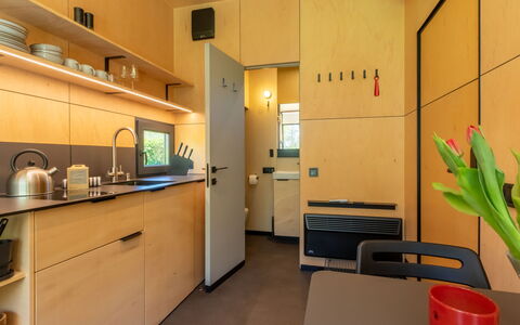 Tiny Cabin Sunshine No 21: Indretning, Gulvbelægning, Etage, Køkken, Countertop, Bejdse, Cabinetry, Krydsfiner, Klarlak