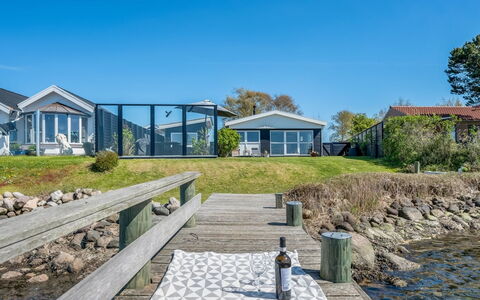 Stilla - 150M from the Sea: Hjem, Hus, Tag, Sommerhus, Veranda, Sidespor, Dør, Estate, Kyst, Kyst