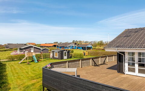 Burghar - 300M to the Fjord: Møbel, Indretning, Træ, Loft, Gulvbelægning, Etage, Trægulve, Køkken & Spisebord, Bord, Lysarmatur