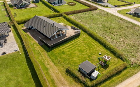 Burghar - 300M to the Fjord: Møbel, Indretning, Træ, Loft, Gulvbelægning, Etage, Trægulve, Køkken & Spisebord, Bord, Lysarmatur