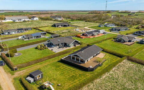 Burghar - 300M to the Fjord: Møbel, Indretning, Træ, Loft, Gulvbelægning, Etage, Trægulve, Køkken & Spisebord, Bord, Lysarmatur