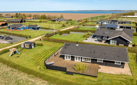 Burghar - 300M to the Fjord: Møbel, Indretning, Træ, Loft, Gulvbelægning, Etage, Trægulve, Køkken & Spisebord, Bord, Lysarmatur