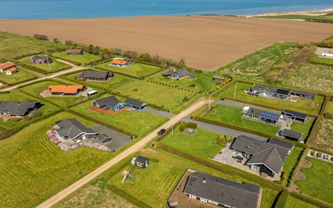 Burghar - 300M to the Fjord: Møbel, Indretning, Træ, Loft, Gulvbelægning, Etage, Trægulve, Køkken & Spisebord, Bord, Lysarmatur
