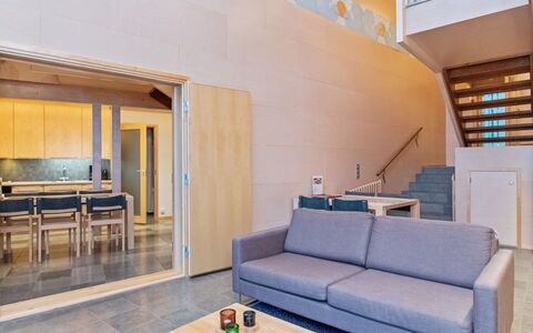 Villa Hanna: Indretning, Gulvbelægning, Træ, Etage, Møbel, Loft, Couch, Belysning, Stue, Værelse